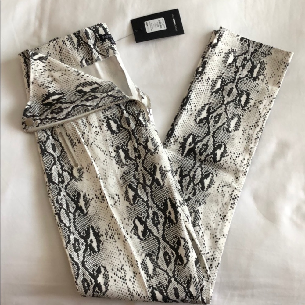 Snake printed pants. Fashion nova. - Picture 7 of 7